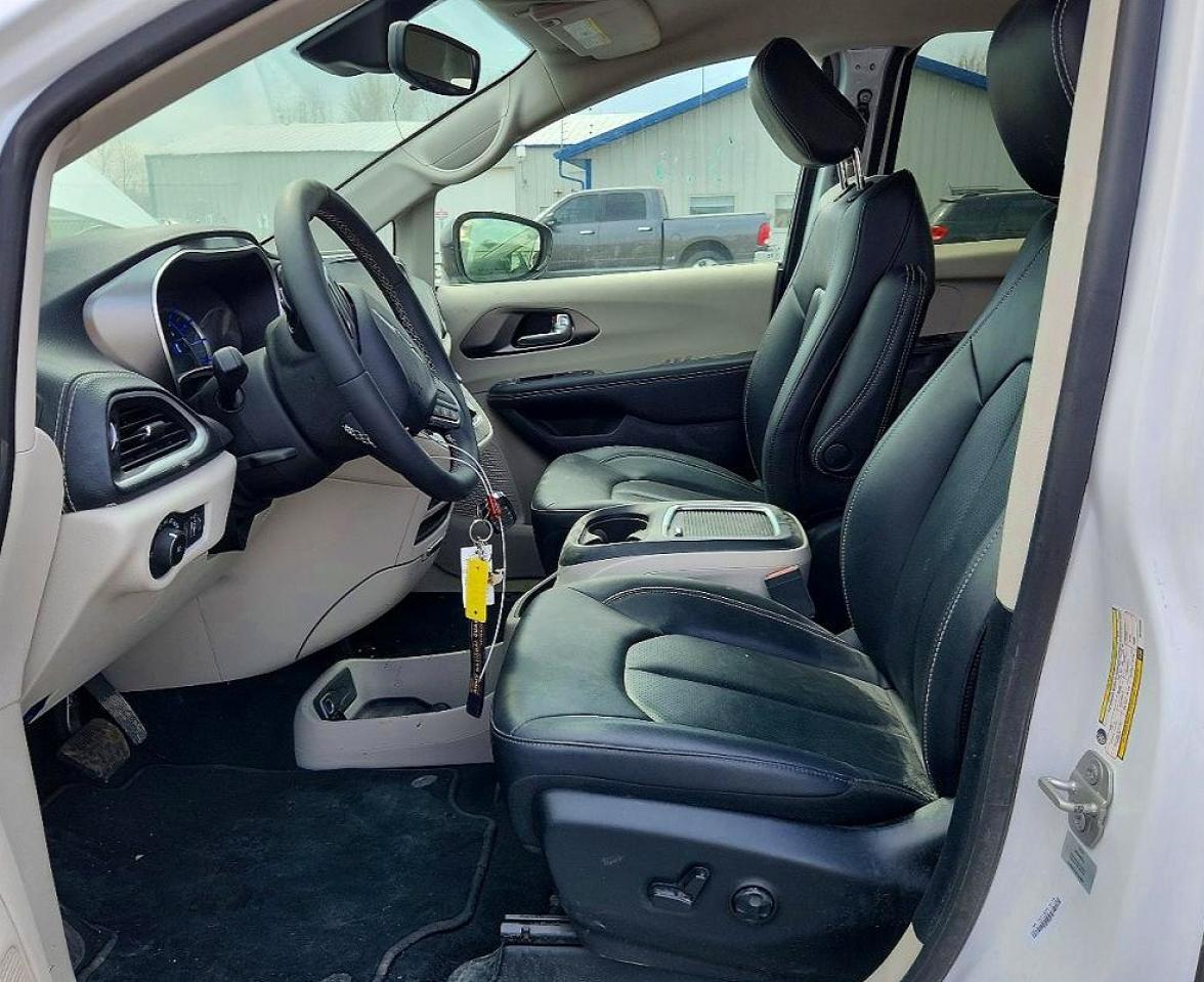 2024 Chrysler Pacifica Hybrid Select - Image 7