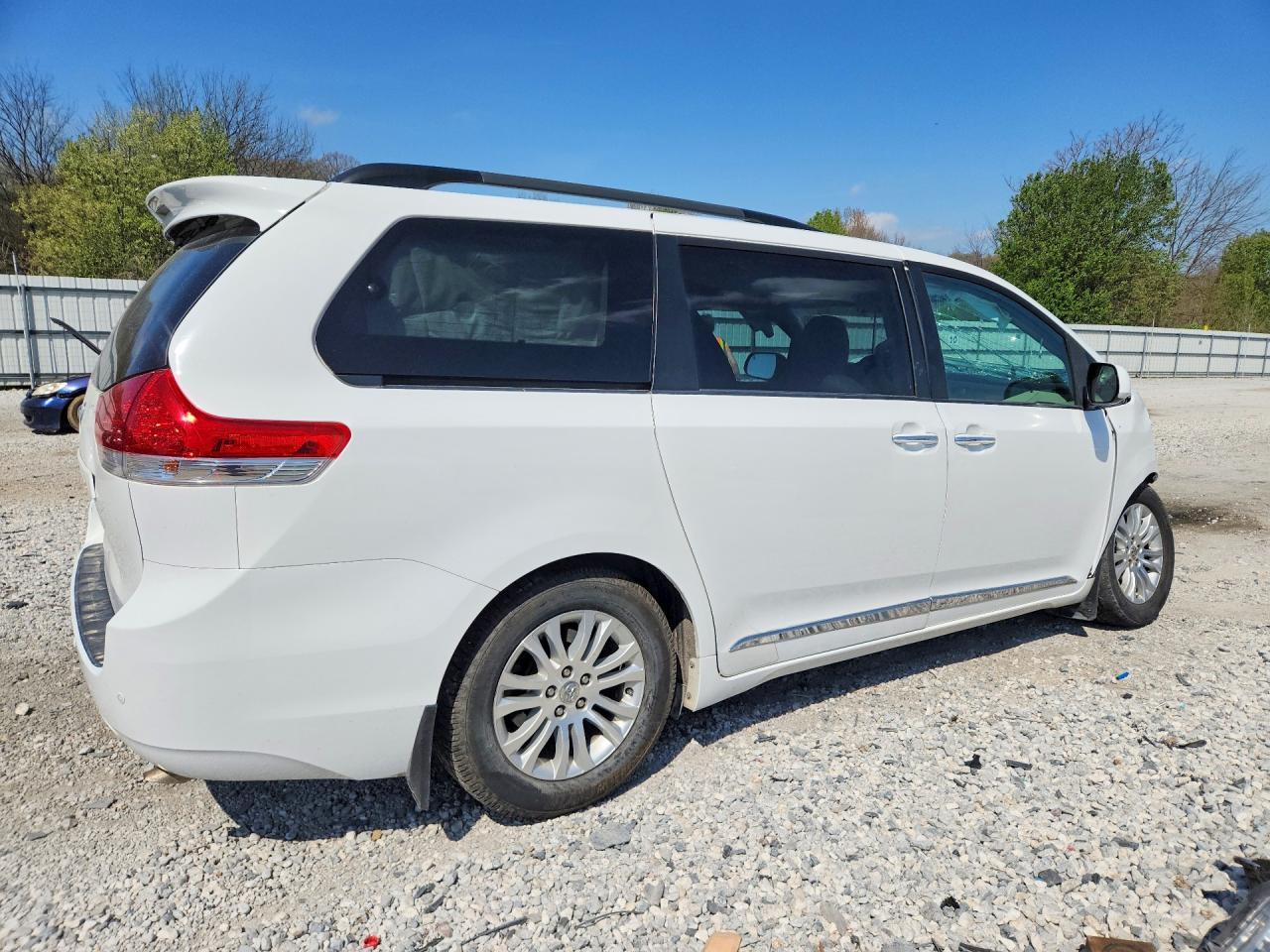 2011 Toyota Sienna Xle 8-Passenger - Фото 3