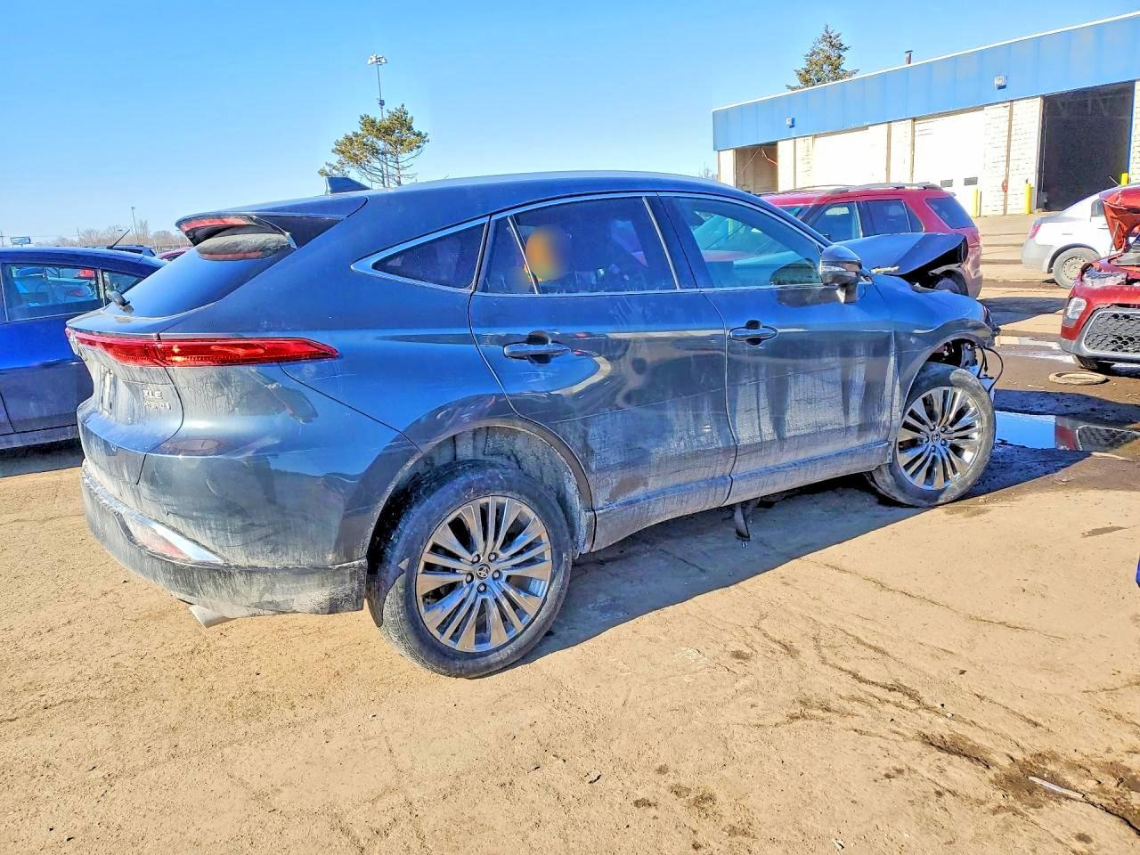 2022 Toyota Venza Le - Image 3