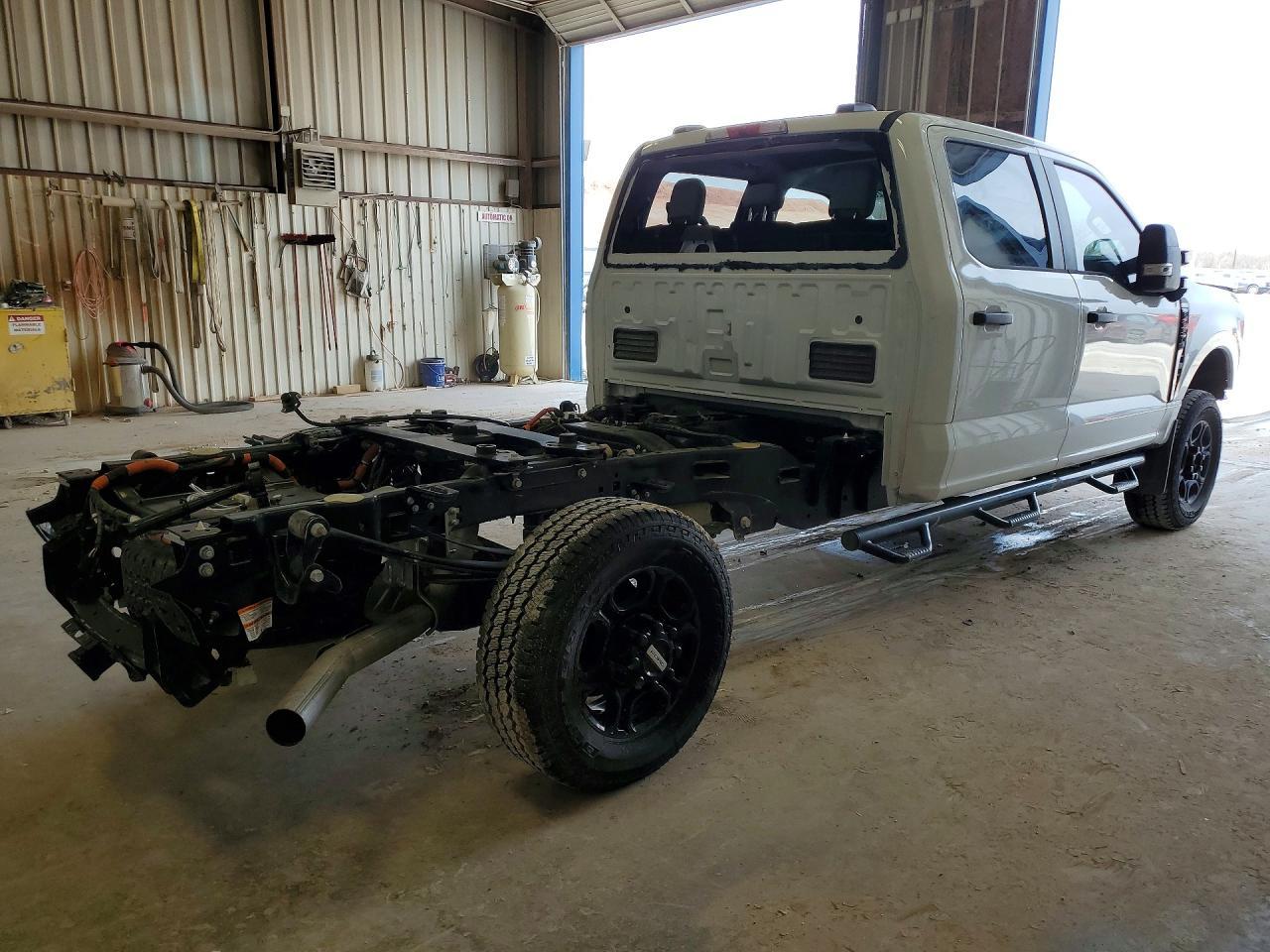 2025 Ford F250 Super Duty - Image 3