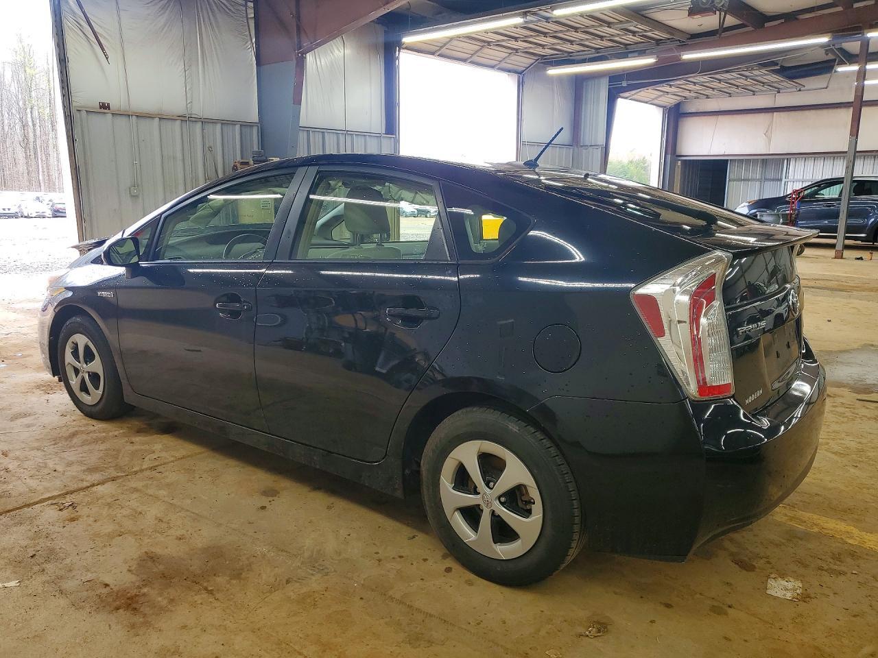 2015 Toyota Prius Two - Фото 2