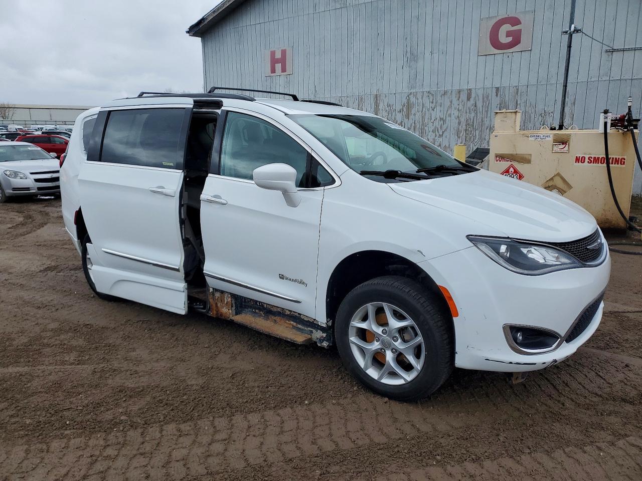 2017 Chrysler Pacifica Touring L - Фото 4