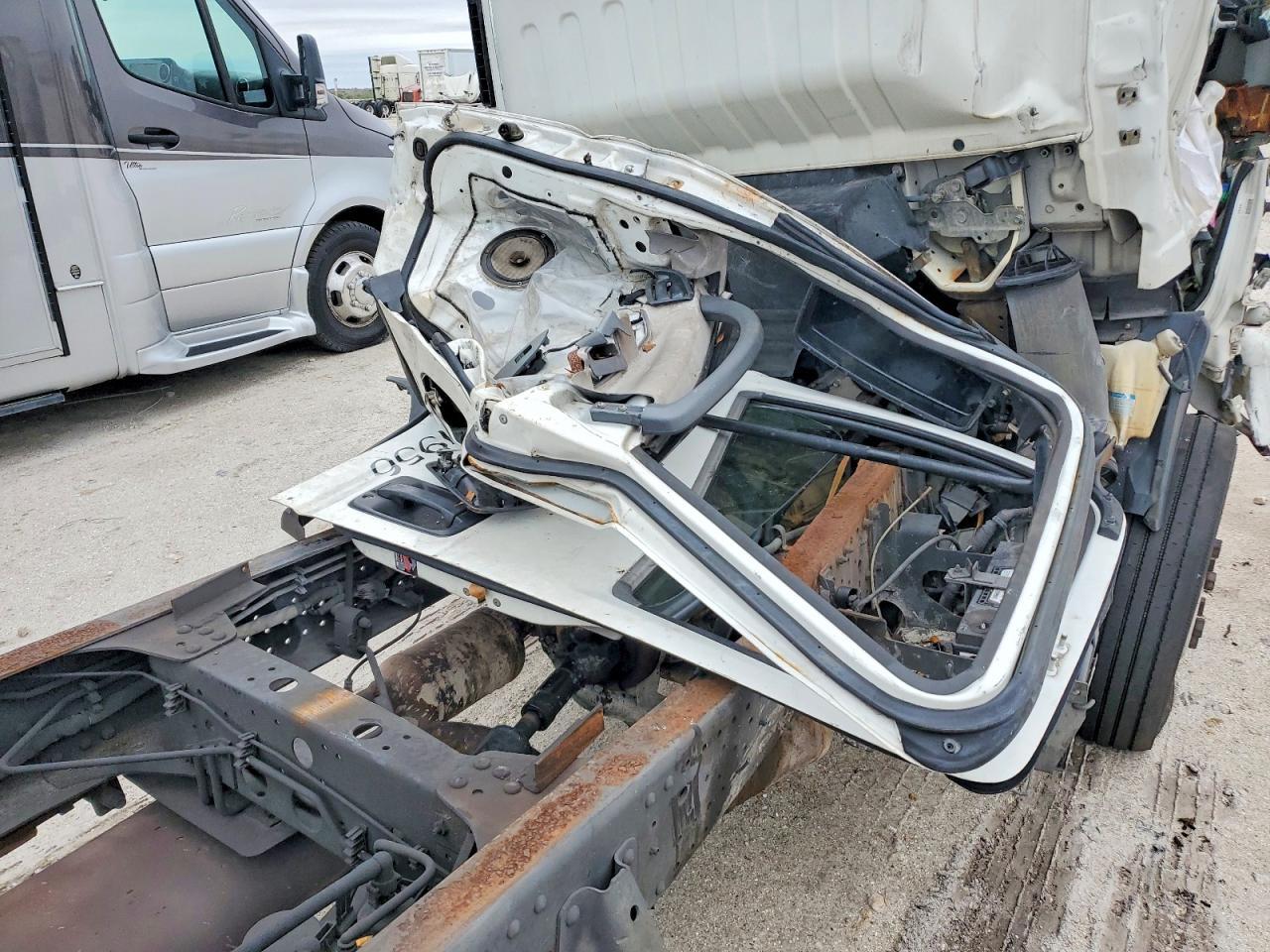 2015 Isuzu Npr Hd Truck Cab And Chassis - Image 6