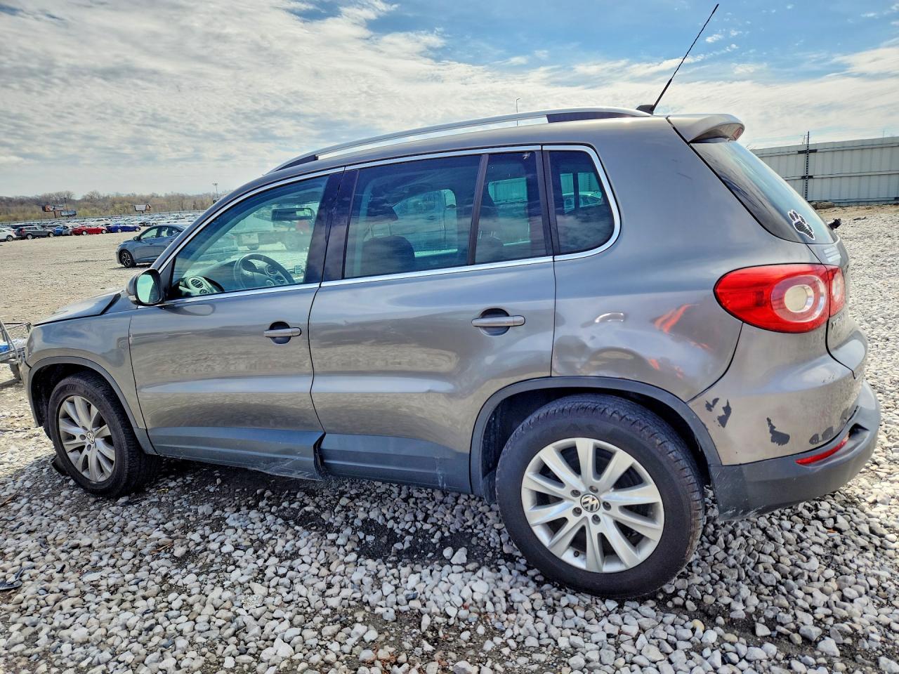 2009 Volkswagen Tiguan Se - Image 2