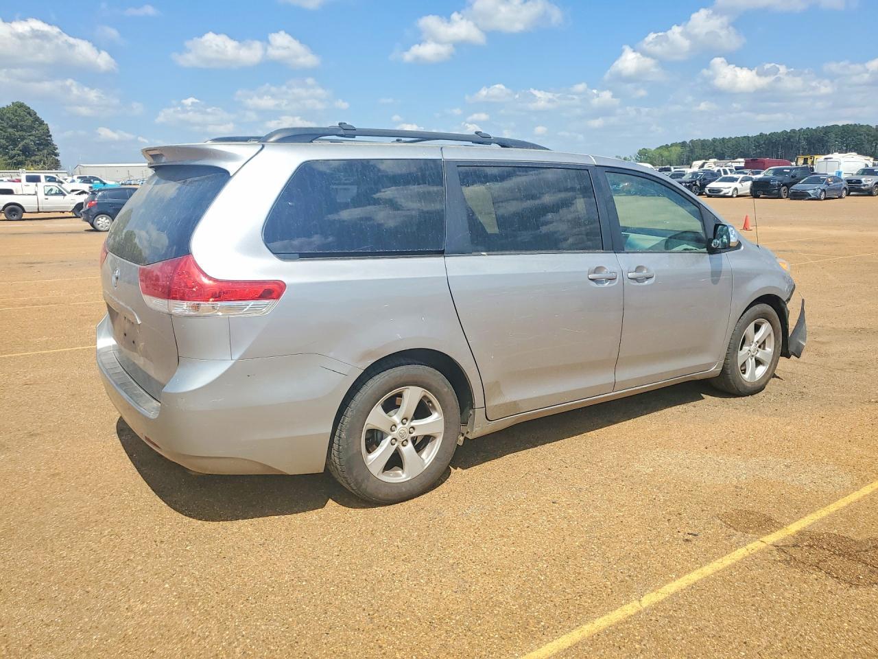 2011 Toyota Sienna Le 8-Passenger - Фото 3