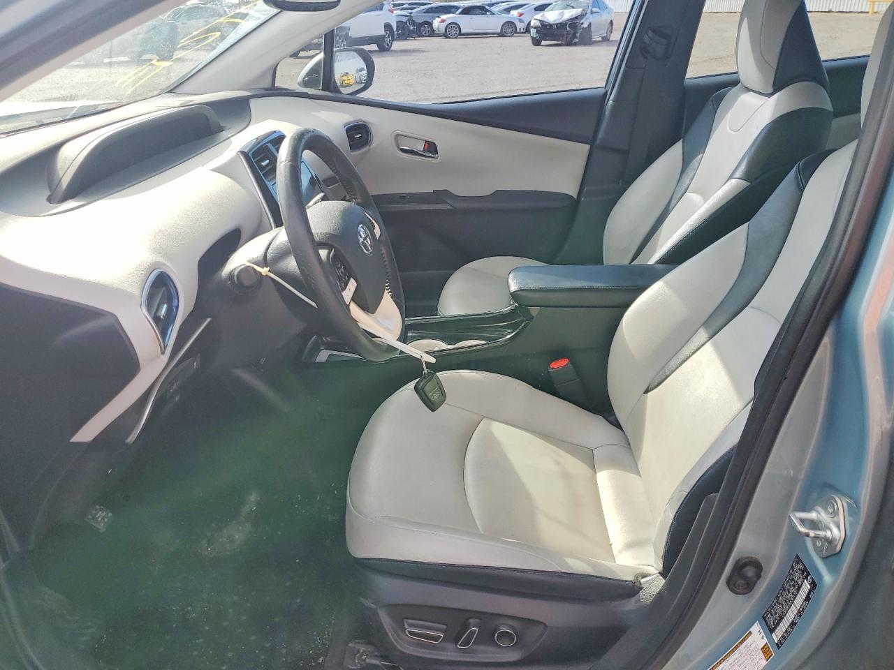 2016 Toyota Prius Four Touring - Image 7