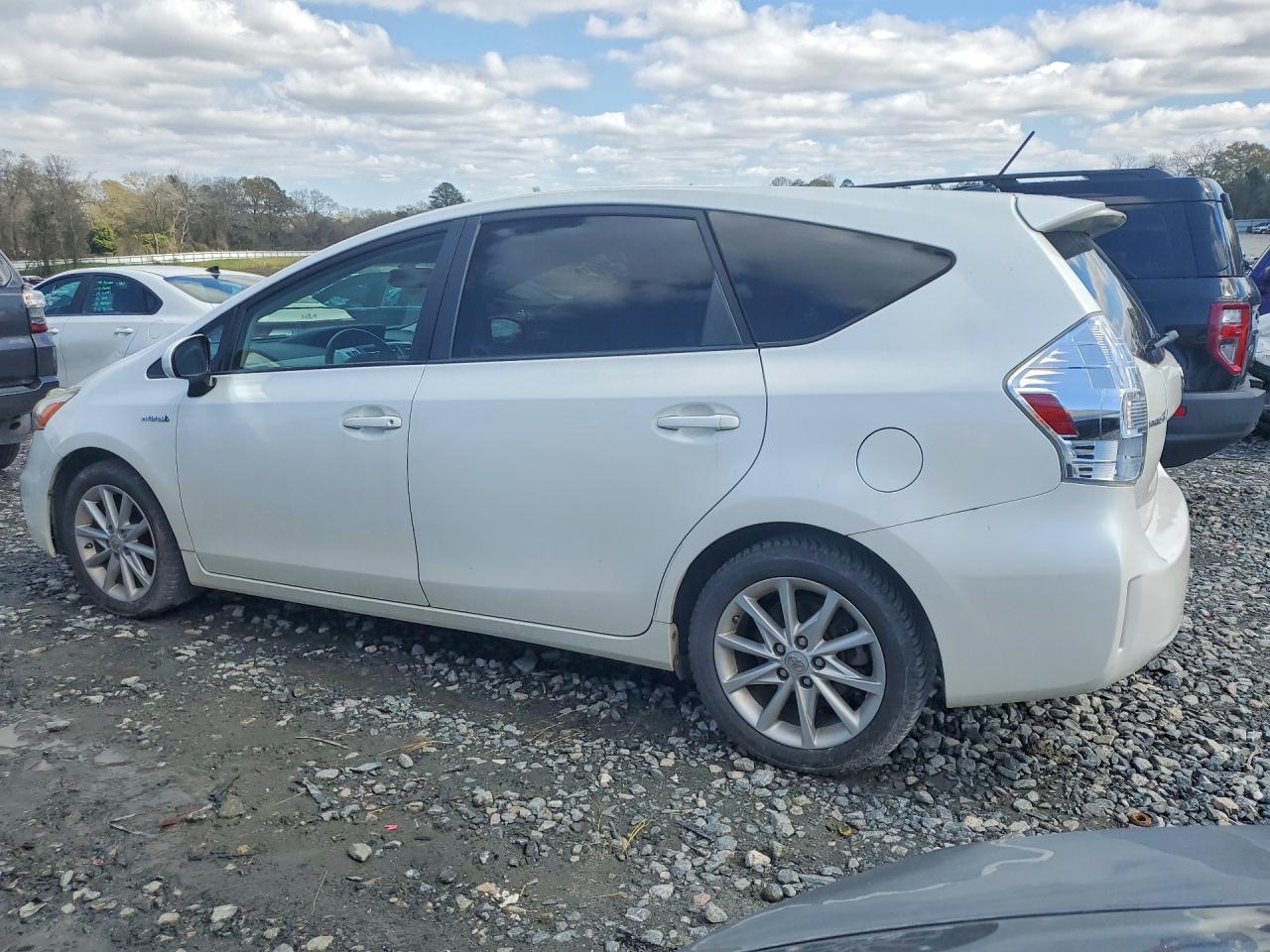 2013 Toyt Prius V - Фото 2