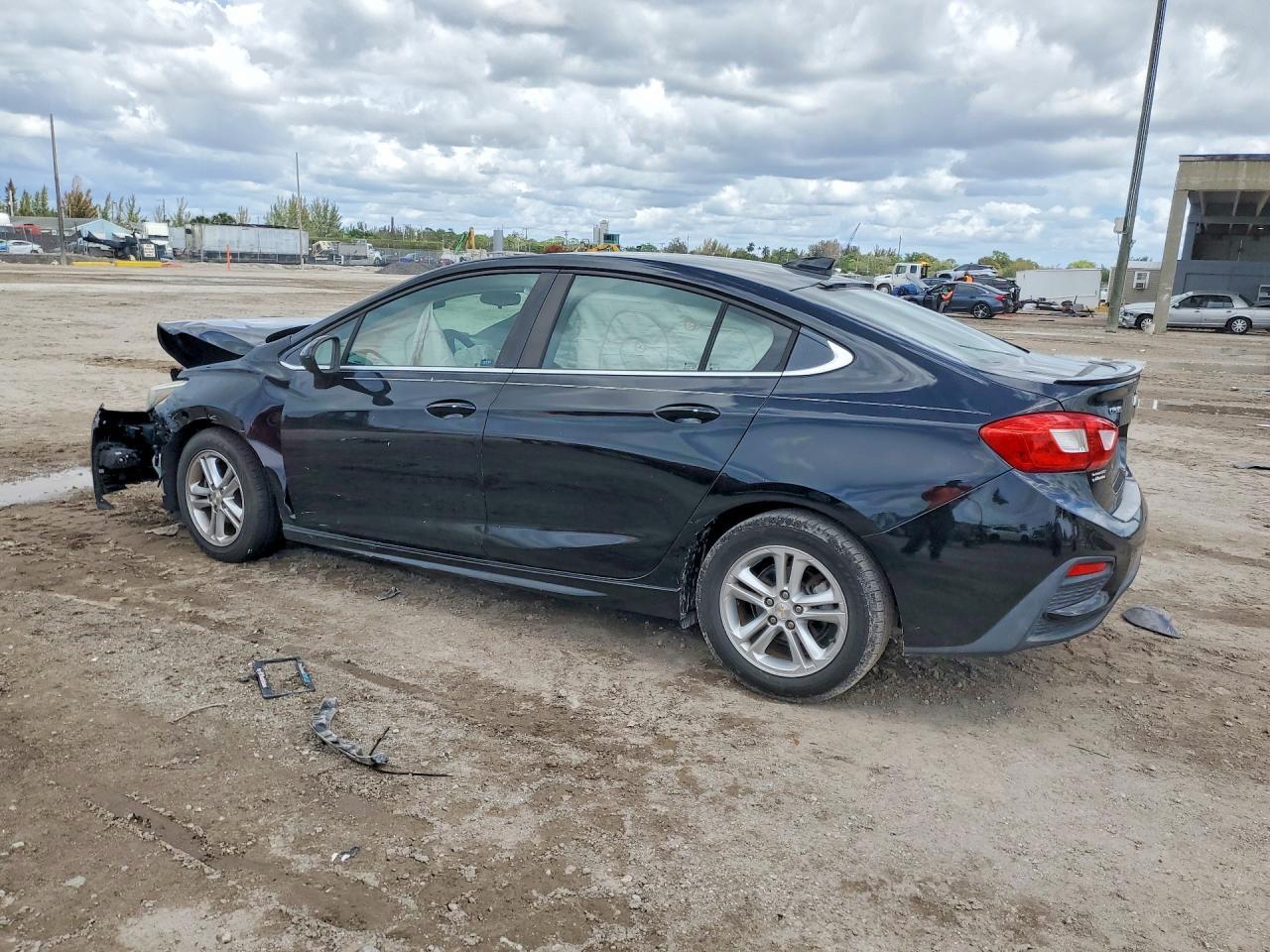 2017 Chevrolet Cruze Lt - Image 2