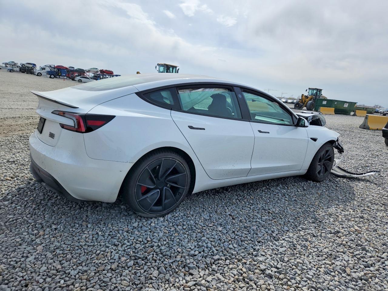 2024 Tesla Model 3 - Фото 3