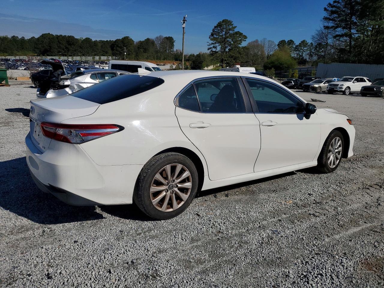 2020 Toyota Camry Le - Фото 3
