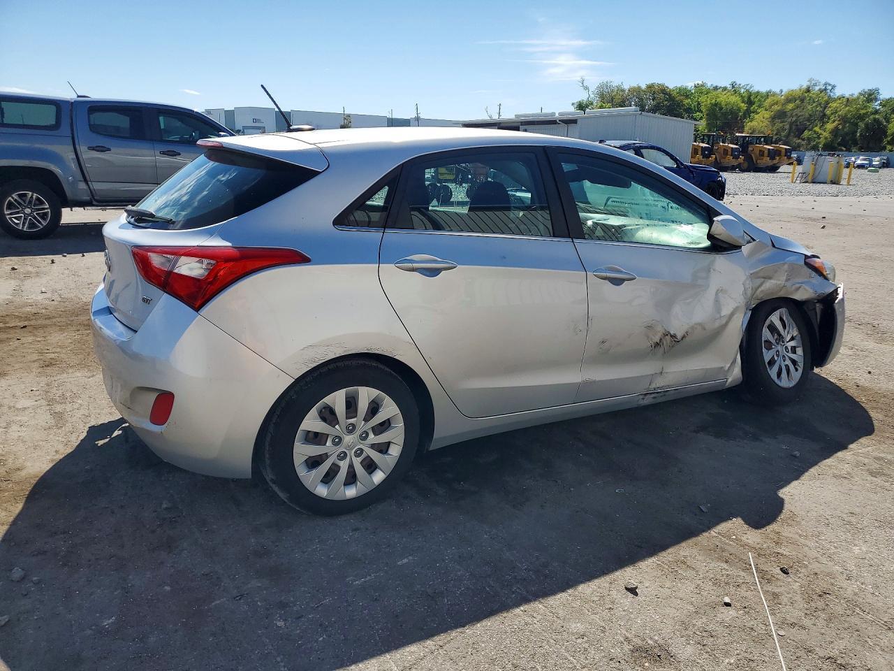 2017 Hyundai Elantra Gt Base - Image 3