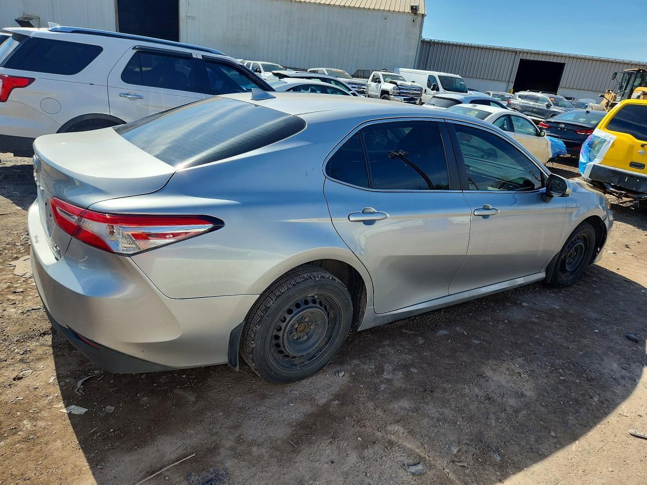 2020 Toyota Camry Hybrid Le - Фото 3