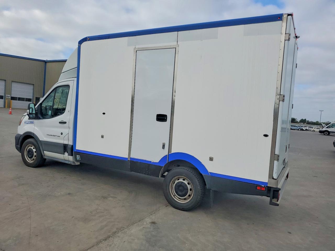 2022 Ford Transit Delivery Truck - Фото 2