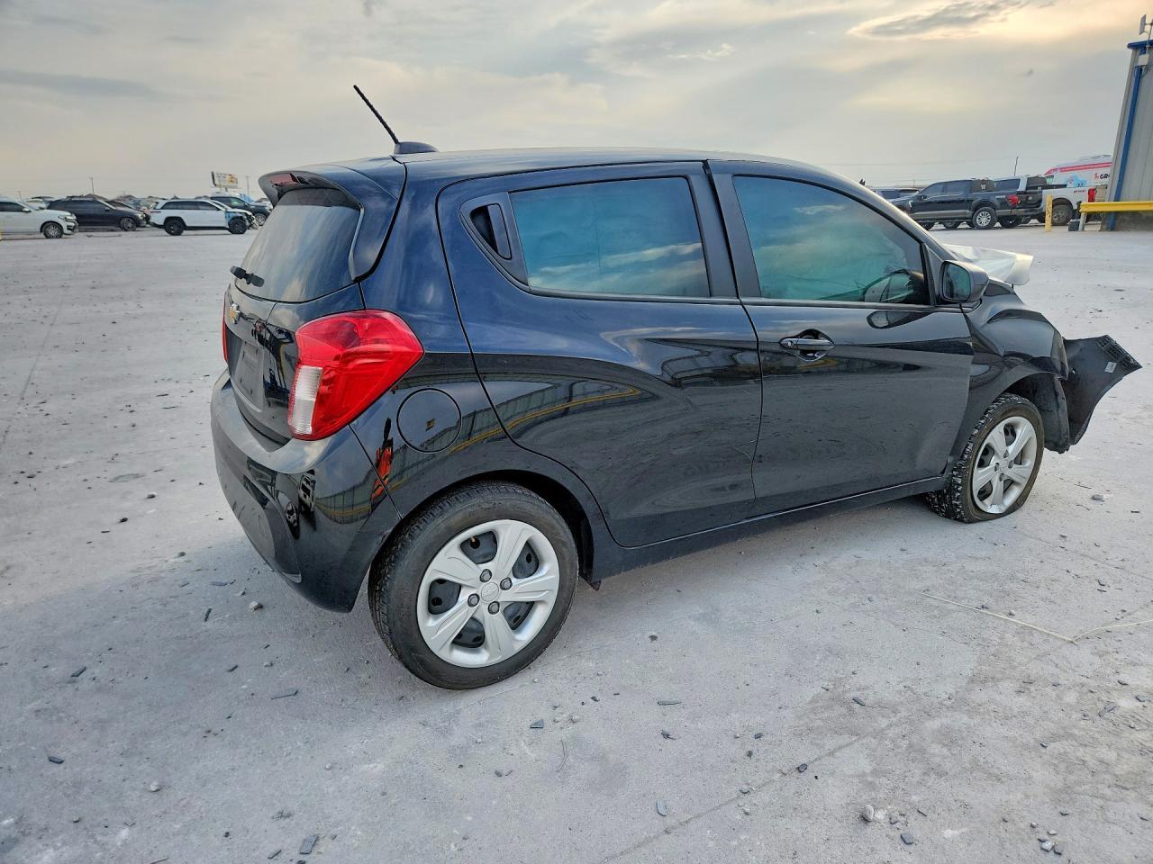 2022 Chevrolet Spark Ls - Фото 3