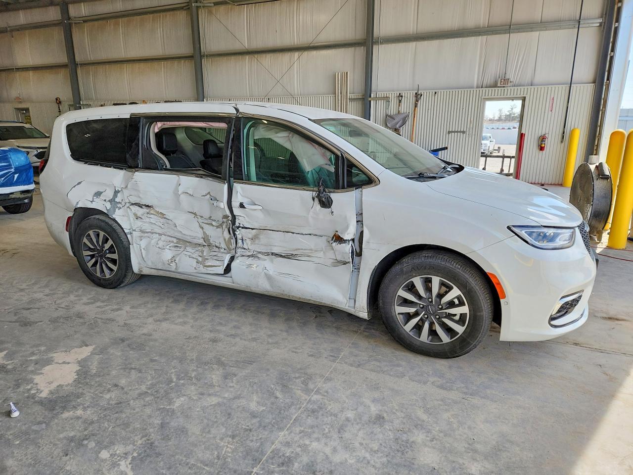 2023 Chrysler Pacifica Hybrid Touring L - Фото 4