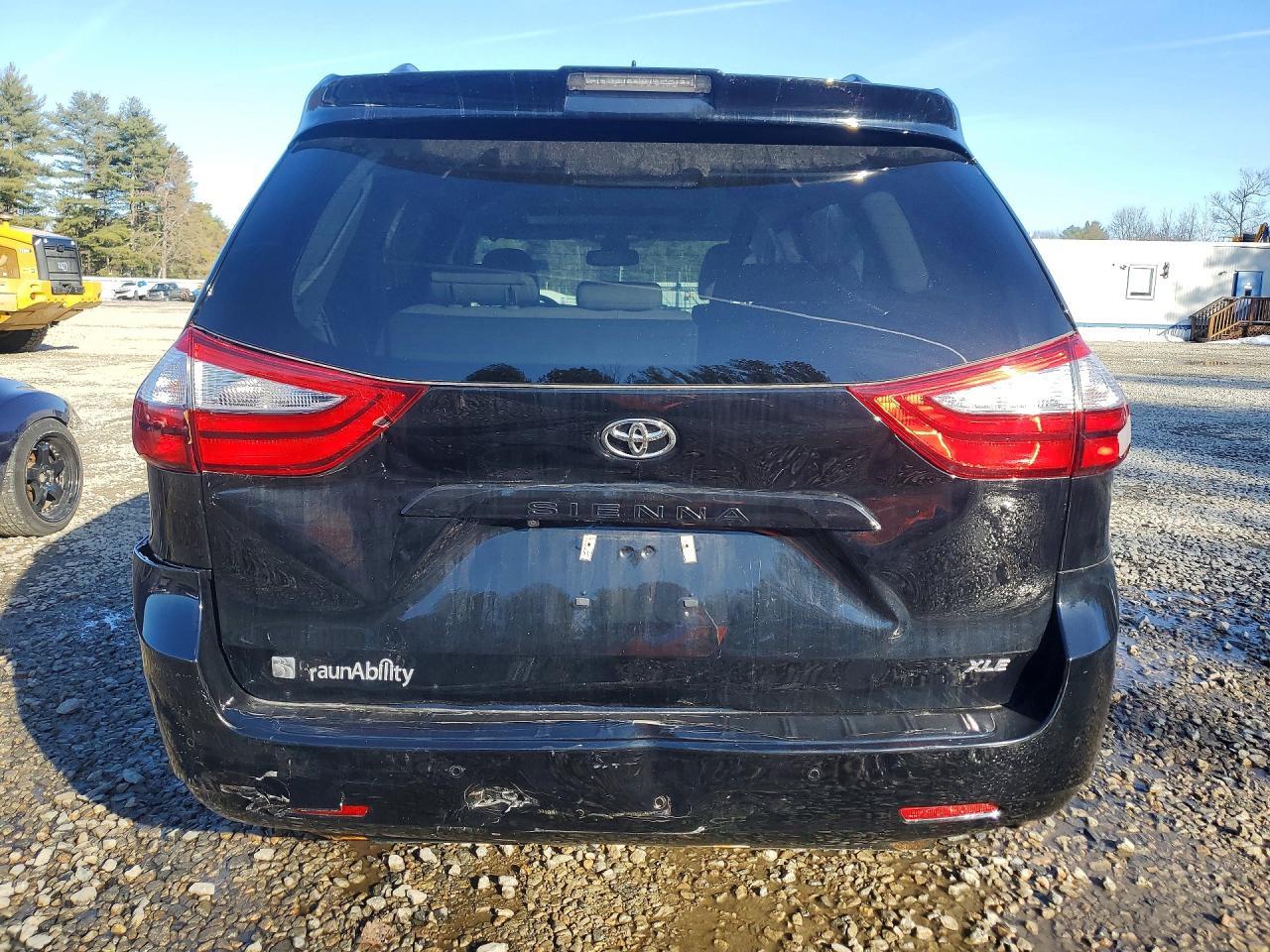 2018 Toyota Sienna Xle 8-Passenger - Image 6