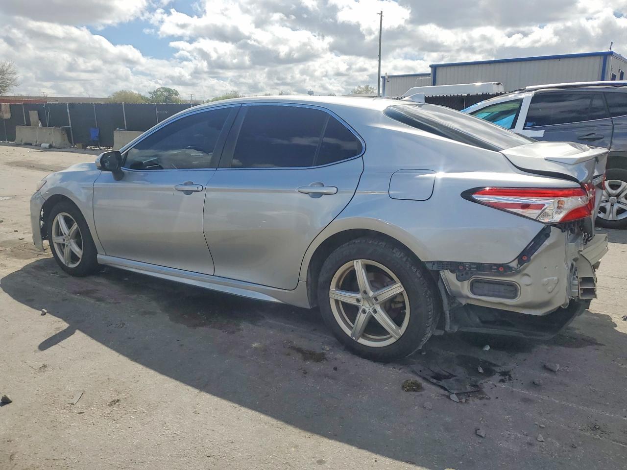 2020 Toyota Camry Se - Фото 2