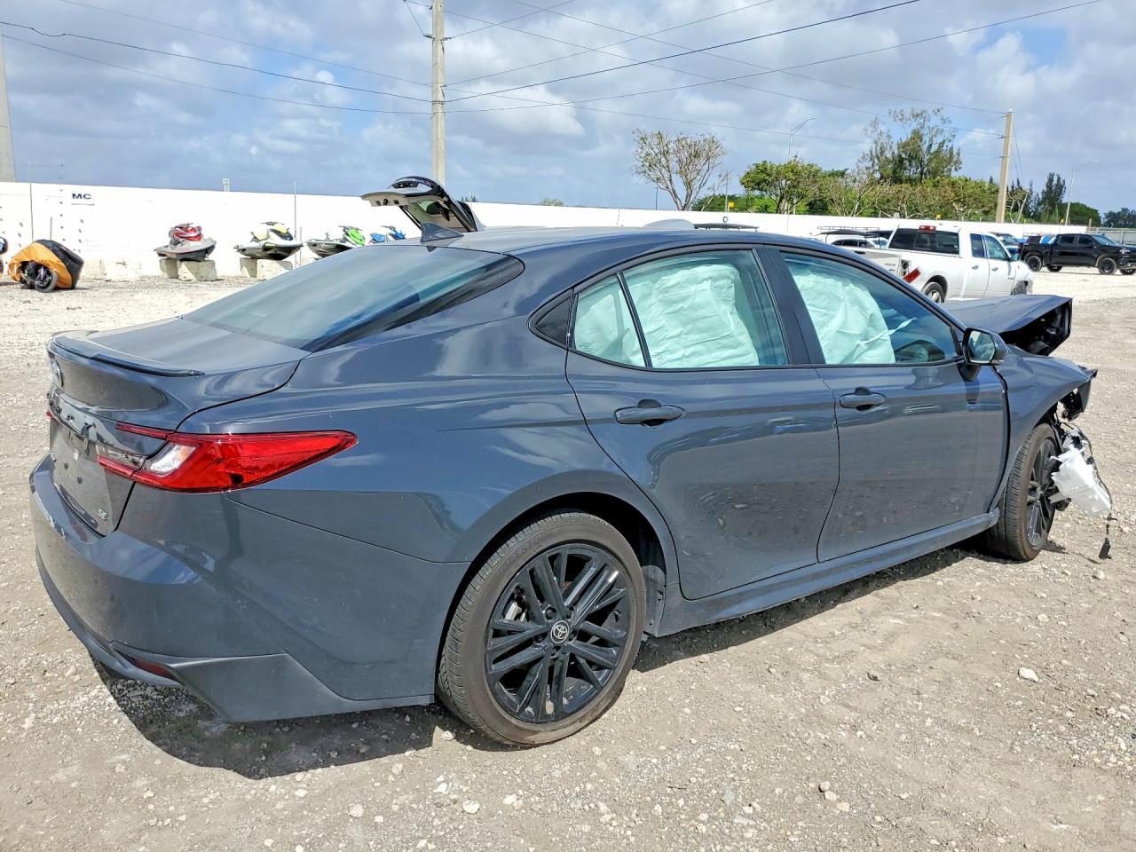 2025 Toyota Camry Se - Image 3