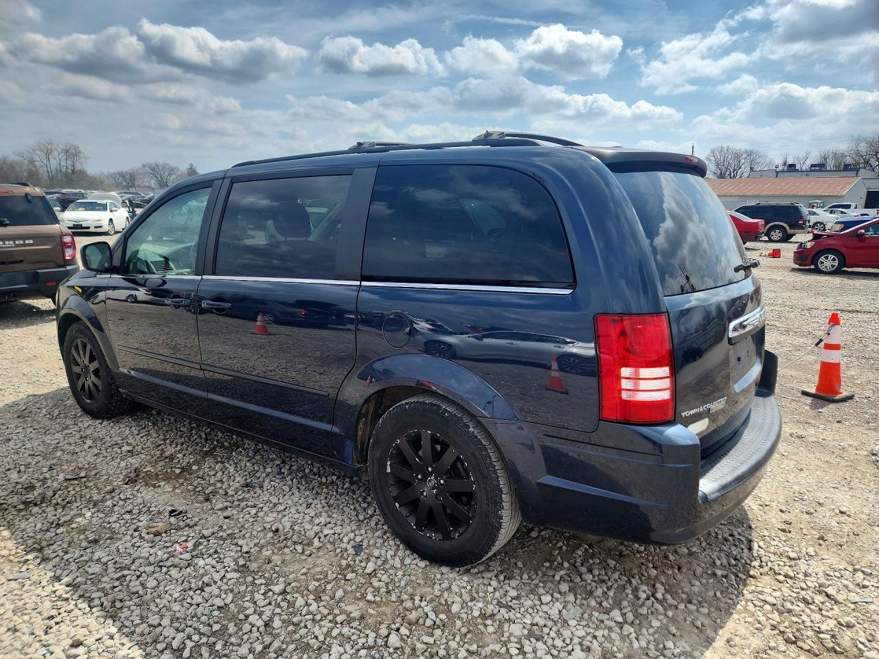 2008 Chrysler Town & Country Touring - Image 2
