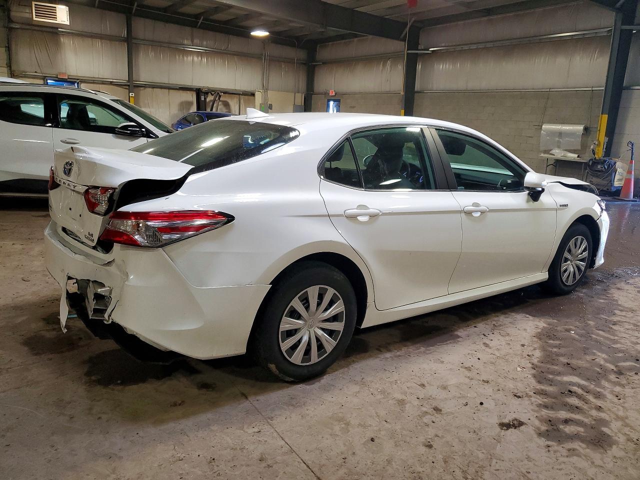 2019 Toyota Camry Hybrid Le - Image 3