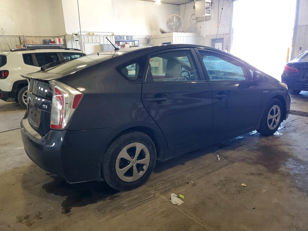 2013 Toyota Prius Two - Фото 3