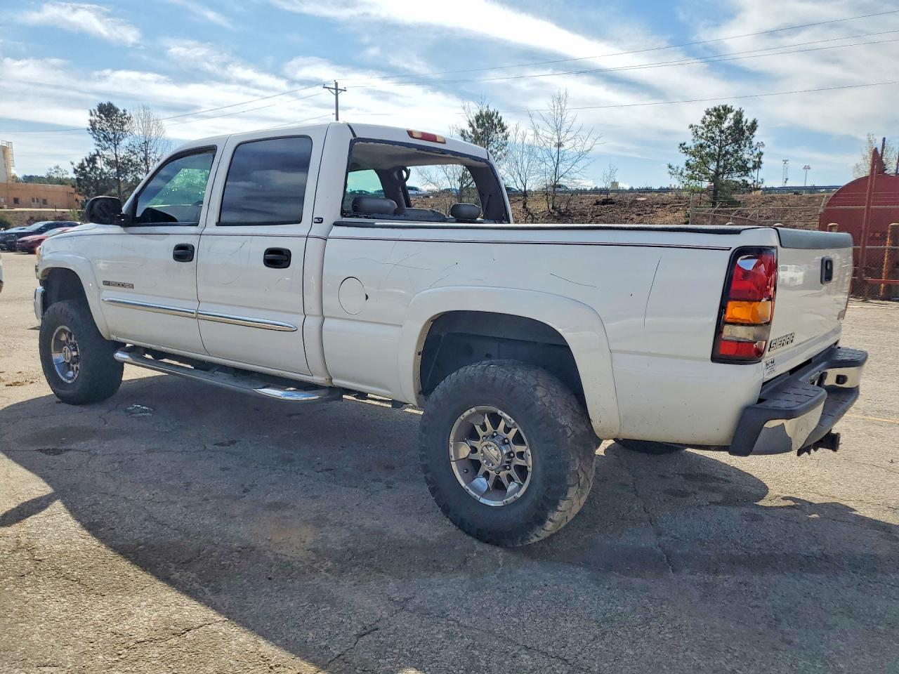 2004 GMC Sierra C2500 Heavy Duty - Image 2
