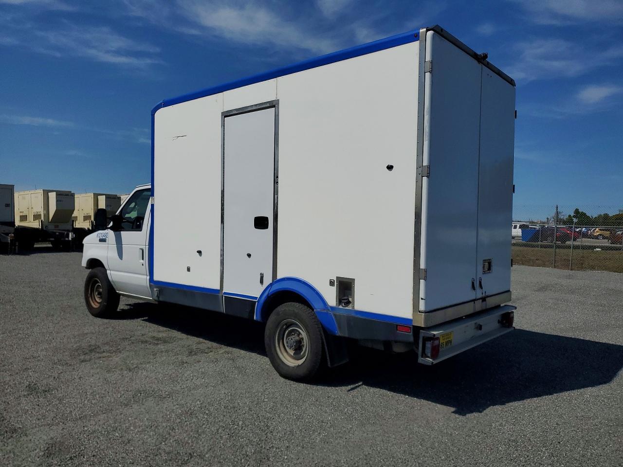 2023 Ford E350 Refrigerated Box Truck - Фото 2