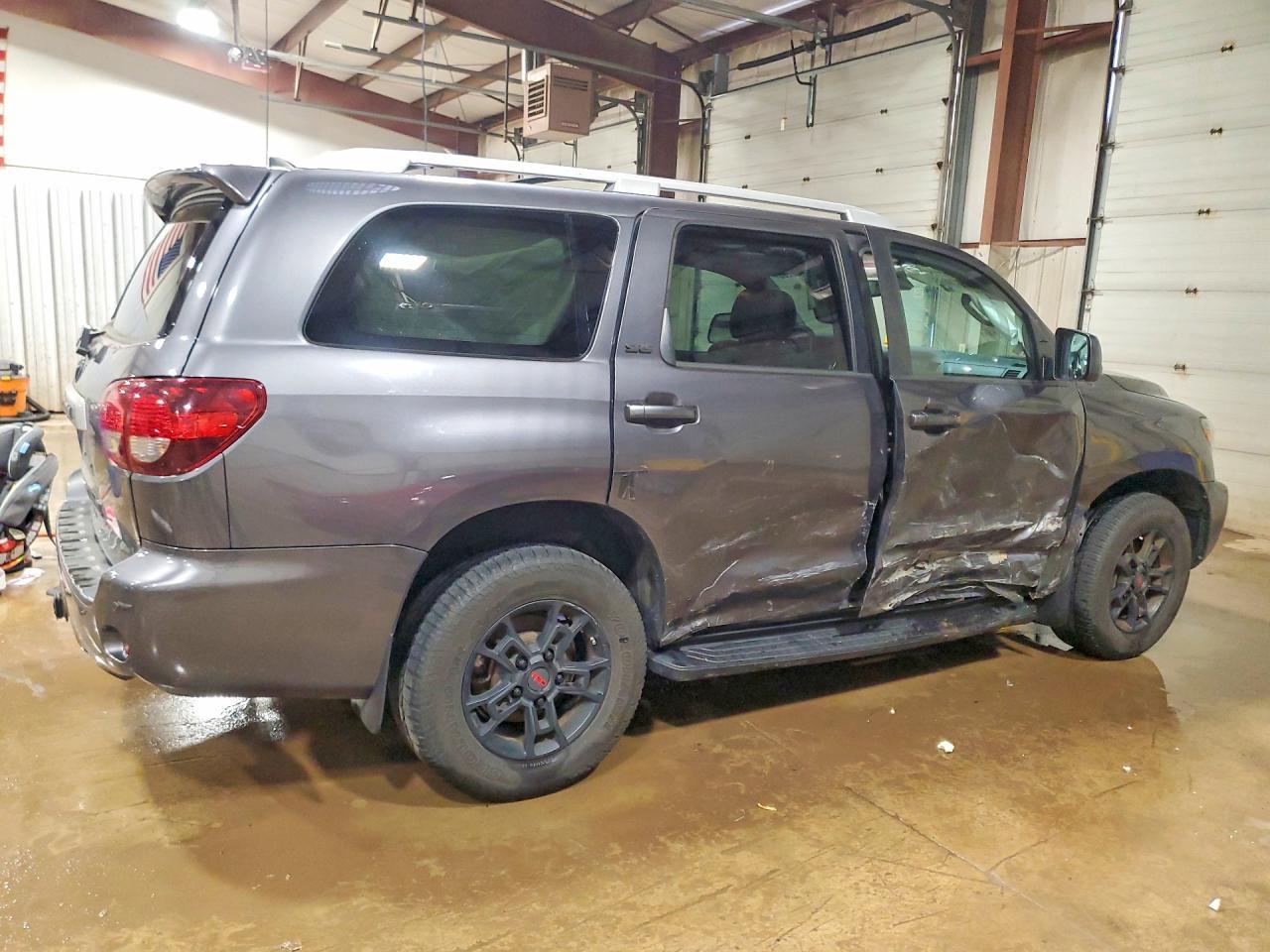 2020 Toyota Sequoia Sr5 - Фото 3