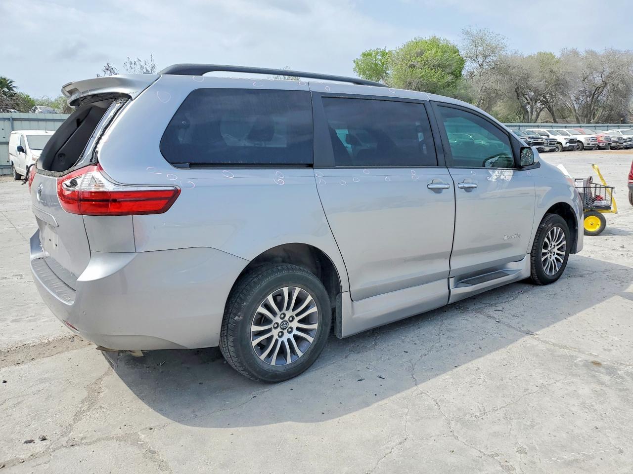 2018 Toyota Sienna Xle Premium 8-Passenger - Фото 3