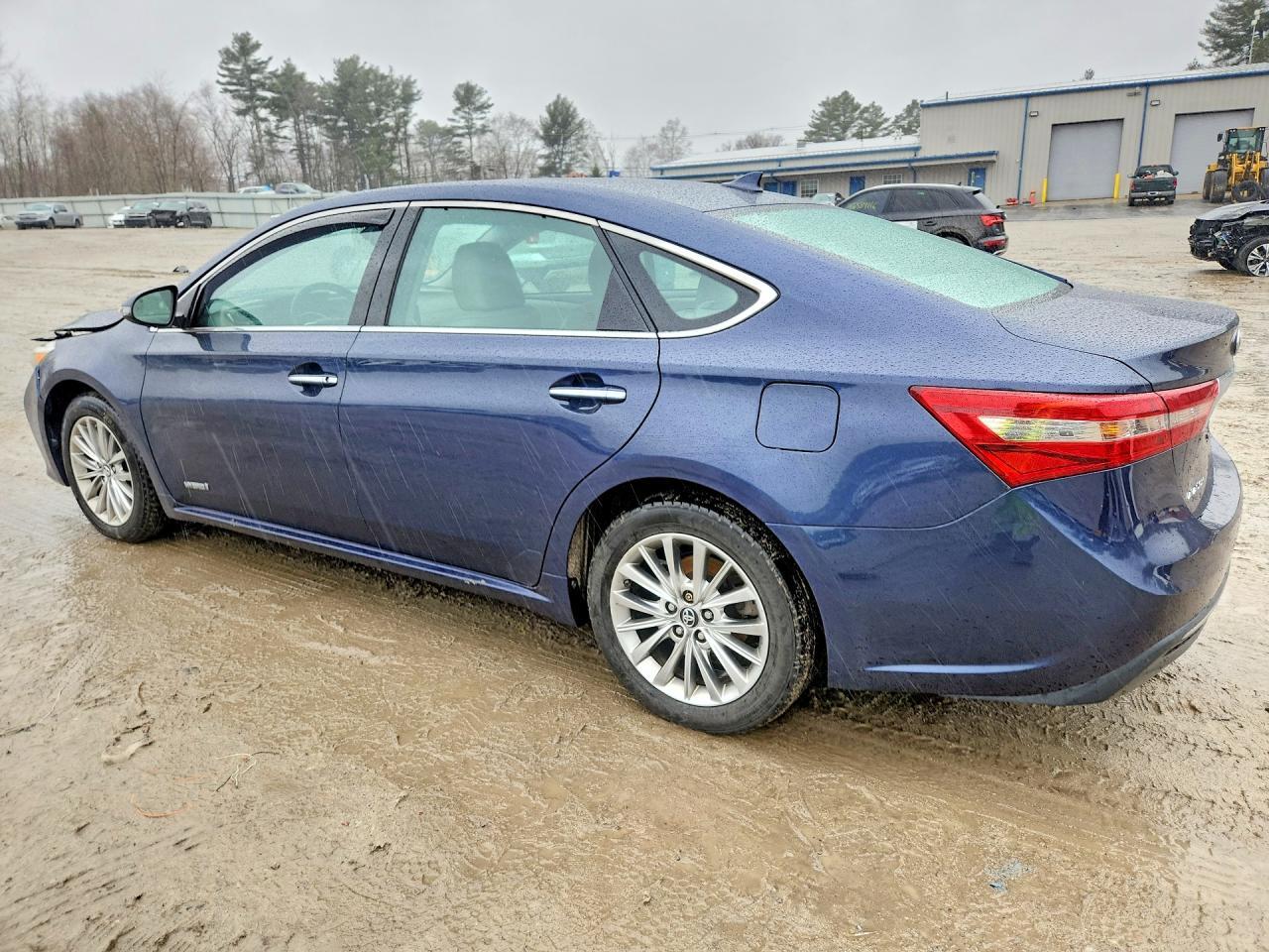 2017 Toyota Avalon Hybrid Limited - Image 2