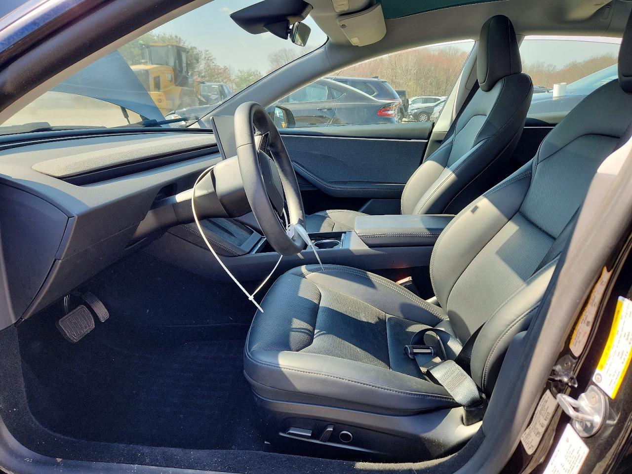 2025 Tesla Model 3 - Фото 7