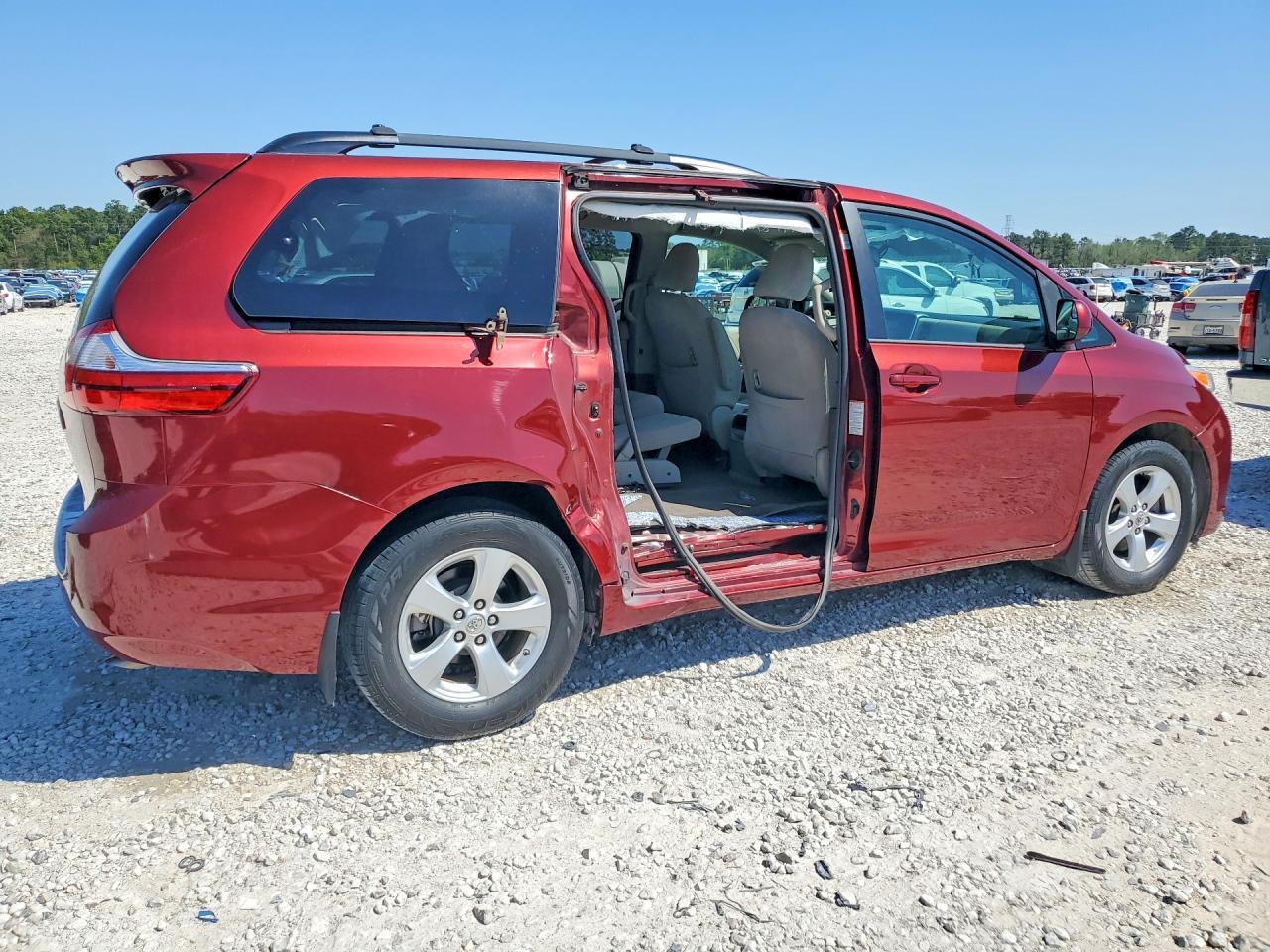 2016 Toyota Sienna Le 8-Passenger - Image 3
