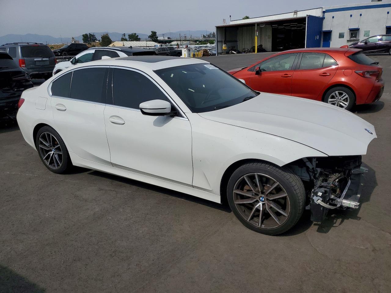 2019 BMW 330I - Фото 4