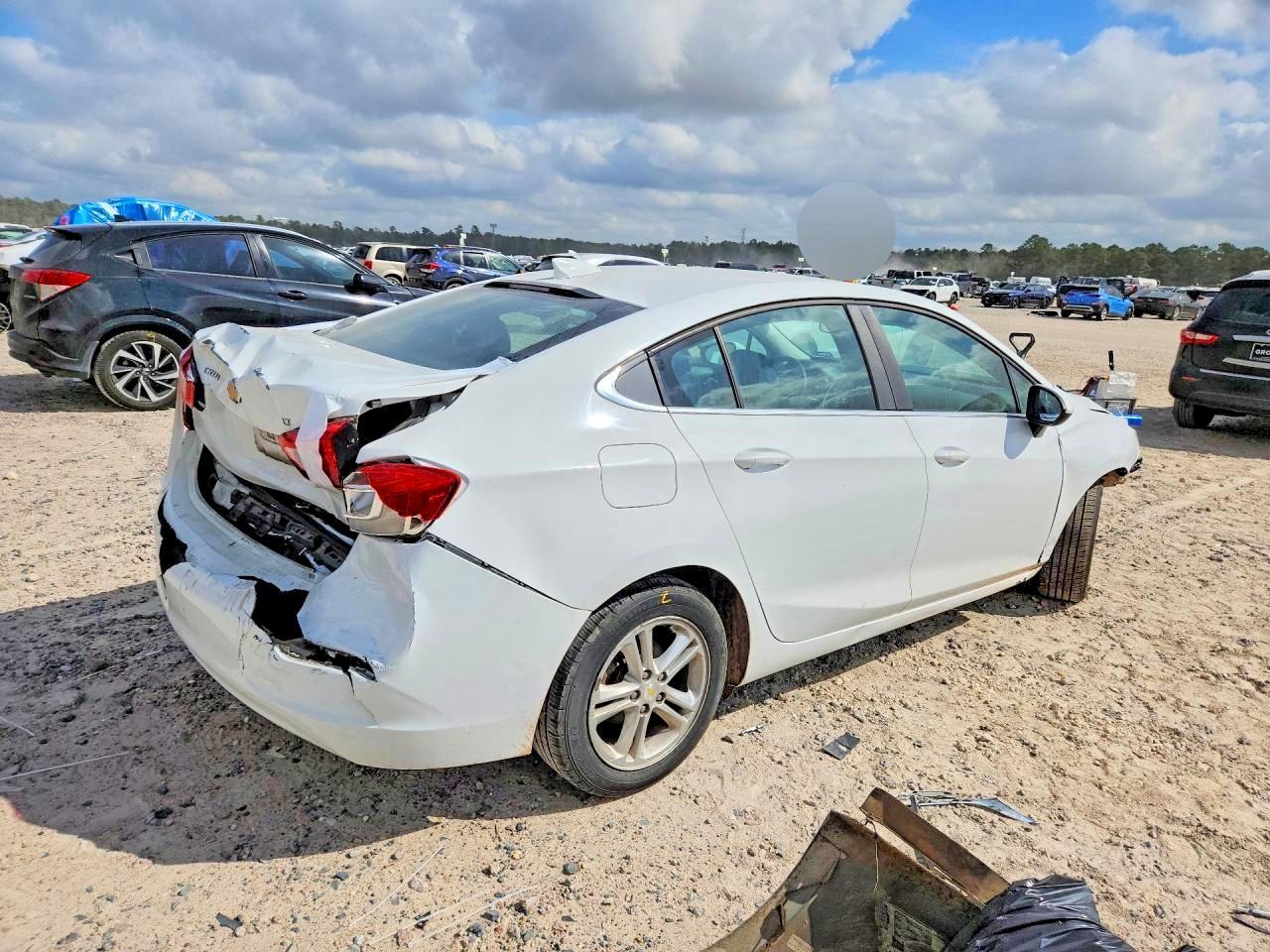 2018 Chevrolet Cruze Lt - Image 3