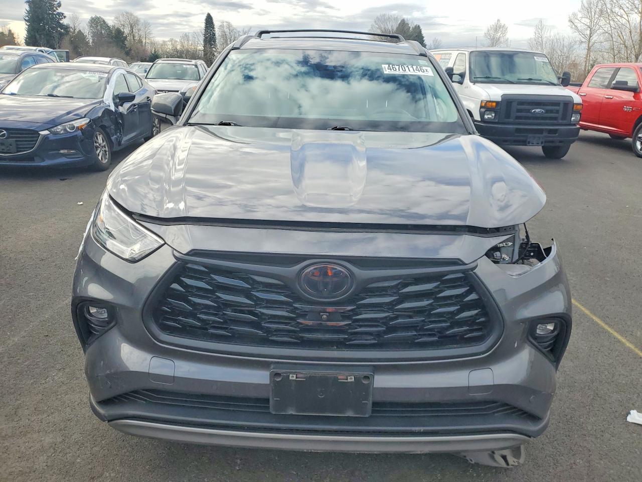 2024 Toyota Highlander Hybrid Platinum - Image 5