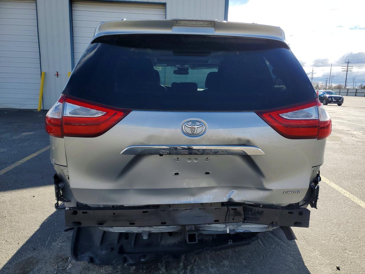 2019 Toyota Sienna - Image 6