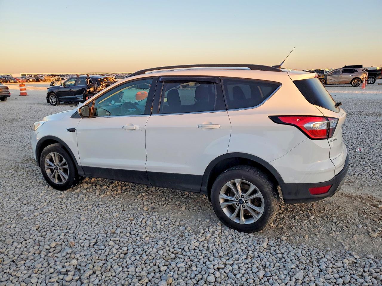 2018 Ford Escape Se - Фото 2