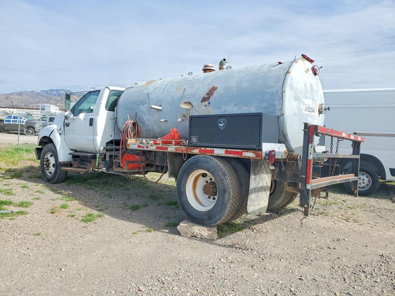 2007 Ford F750 Super Duty Tank Truck - Image 2