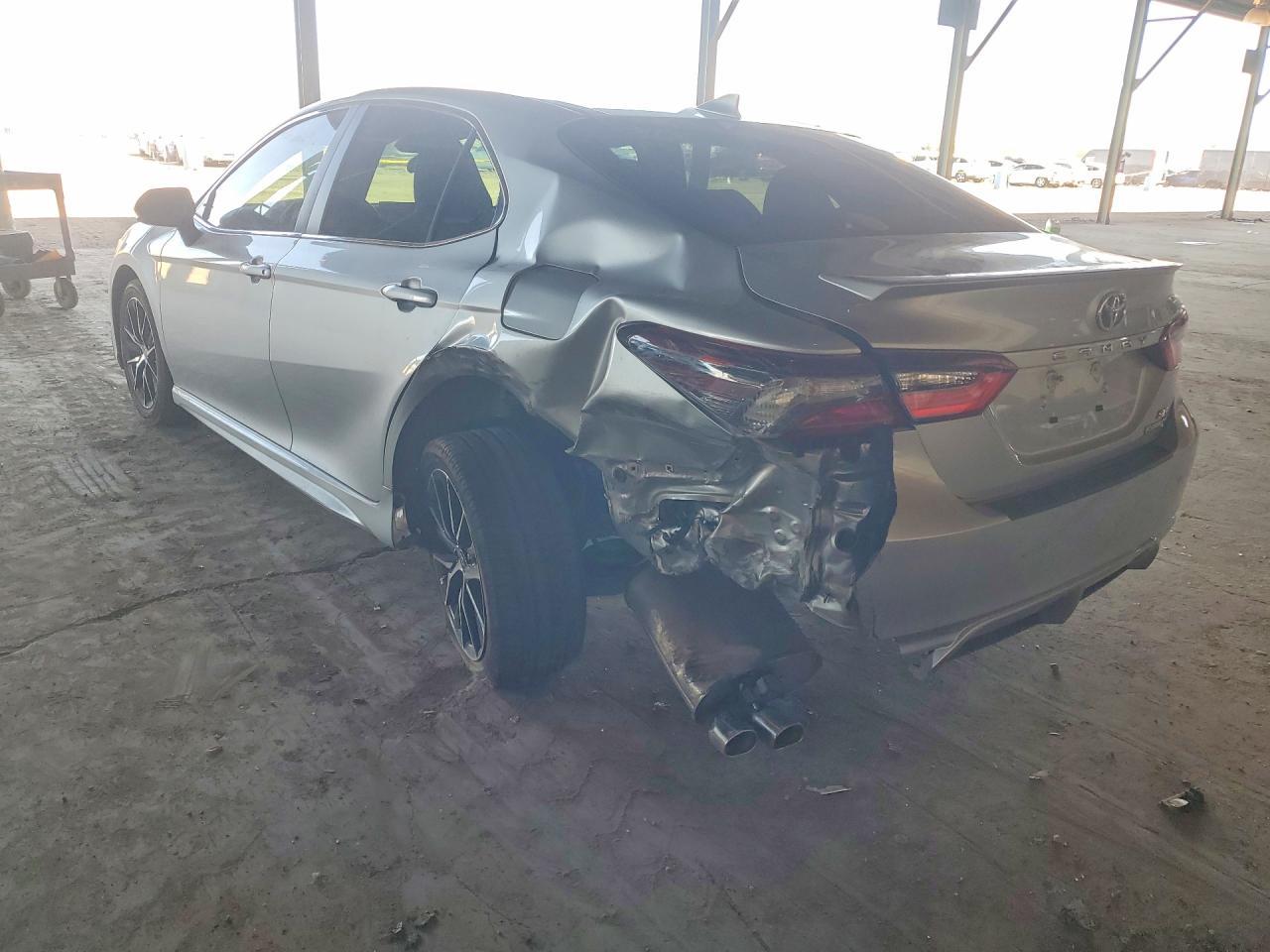 2022 Toyota Camry Hybrid Se - Image 2