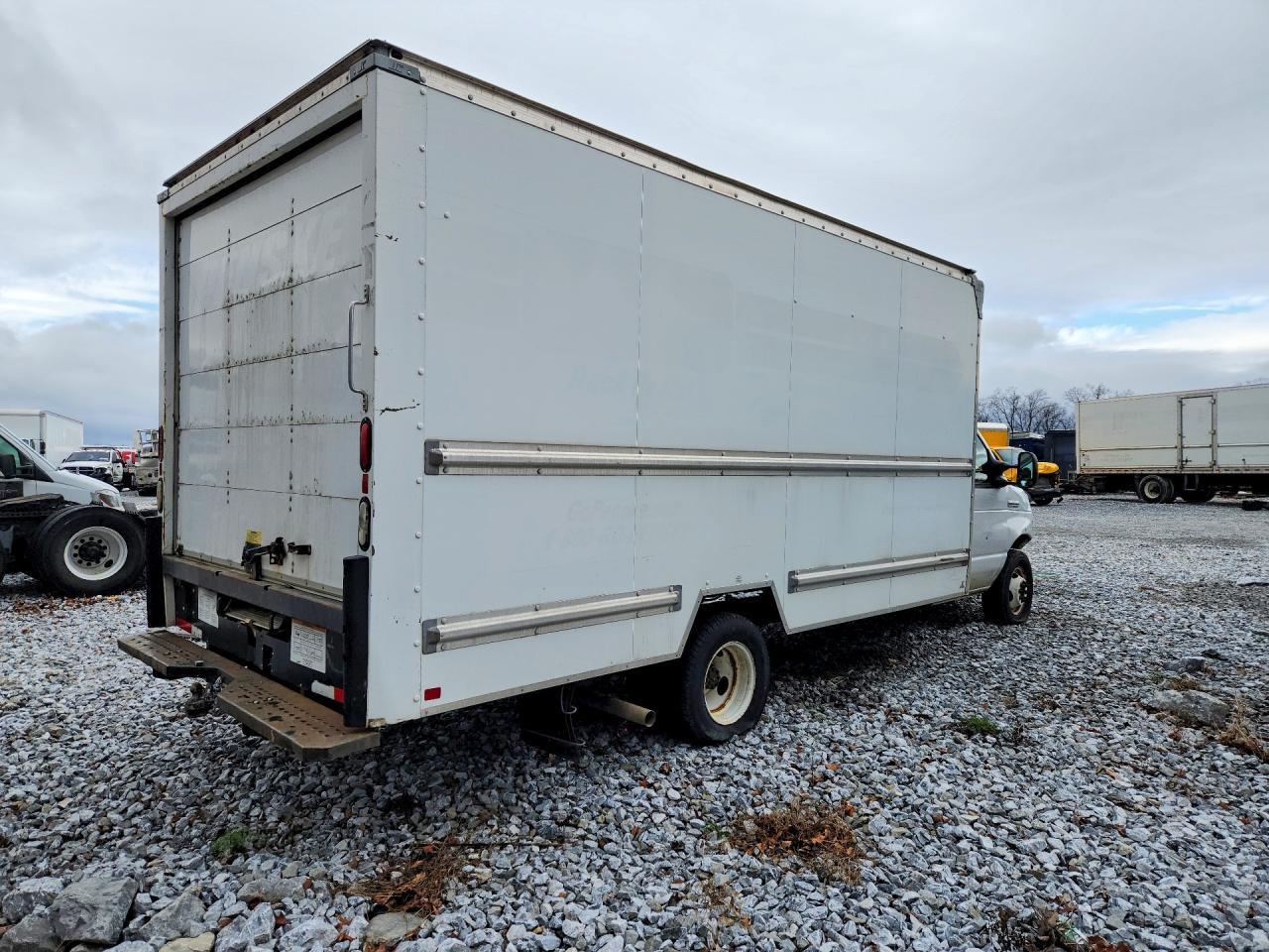 2015 Ford E350 Box Truck - Фото 3