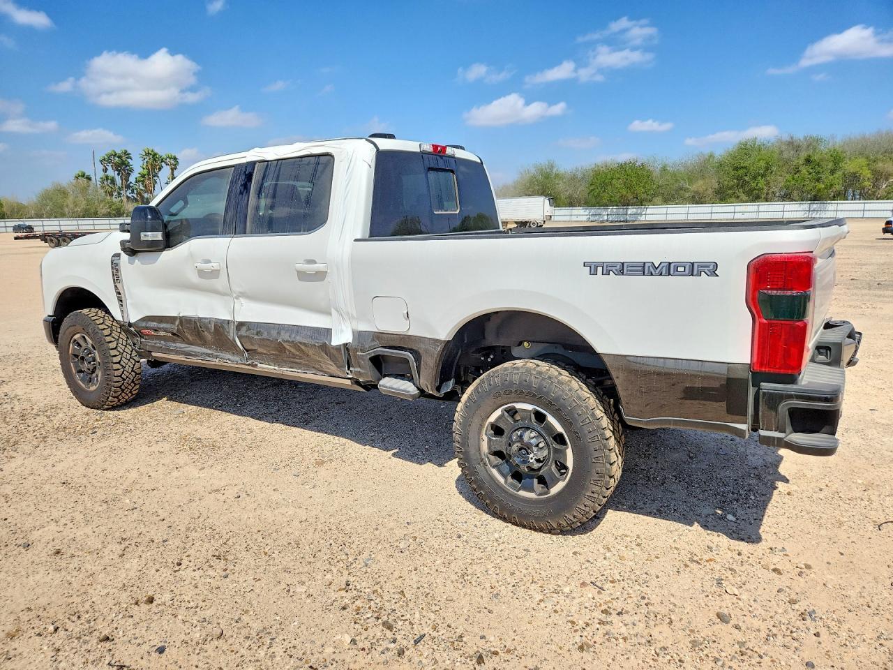 2025 Ford F350 Super Duty - Фото 2