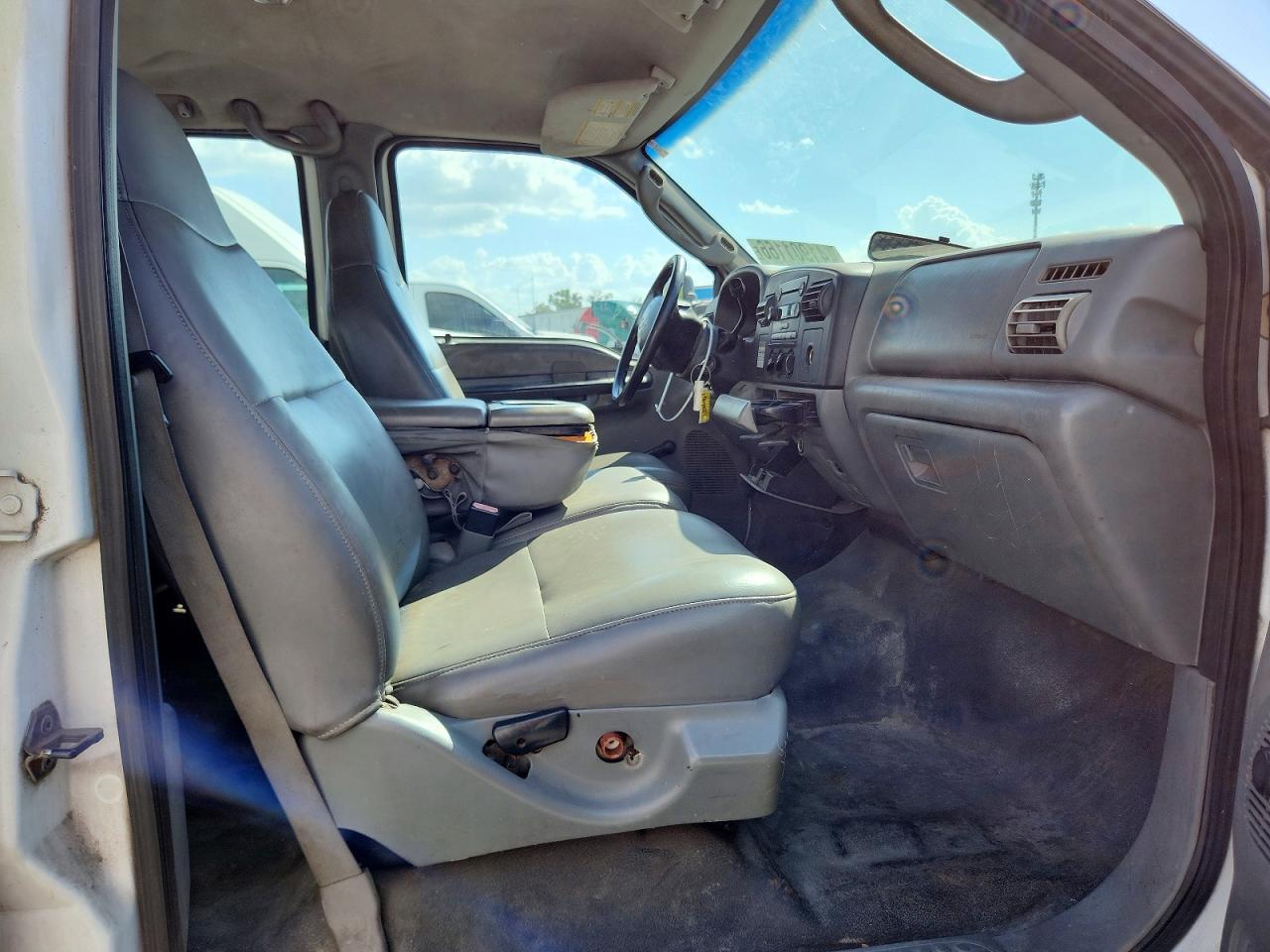 2005 Ford F550 Super Duty - Image 5
