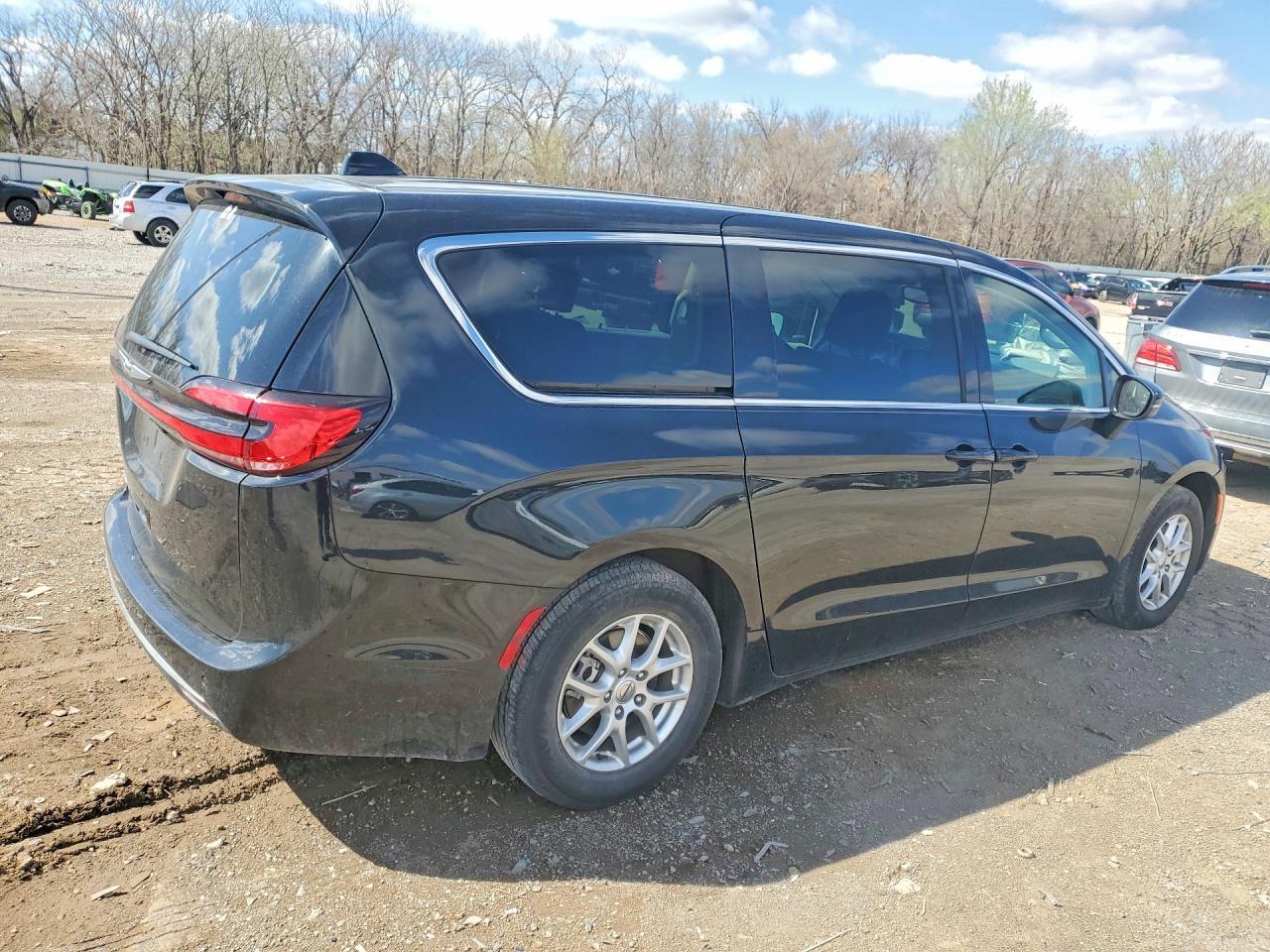 2023 Chrysler Pacifica Touring L - Image 3