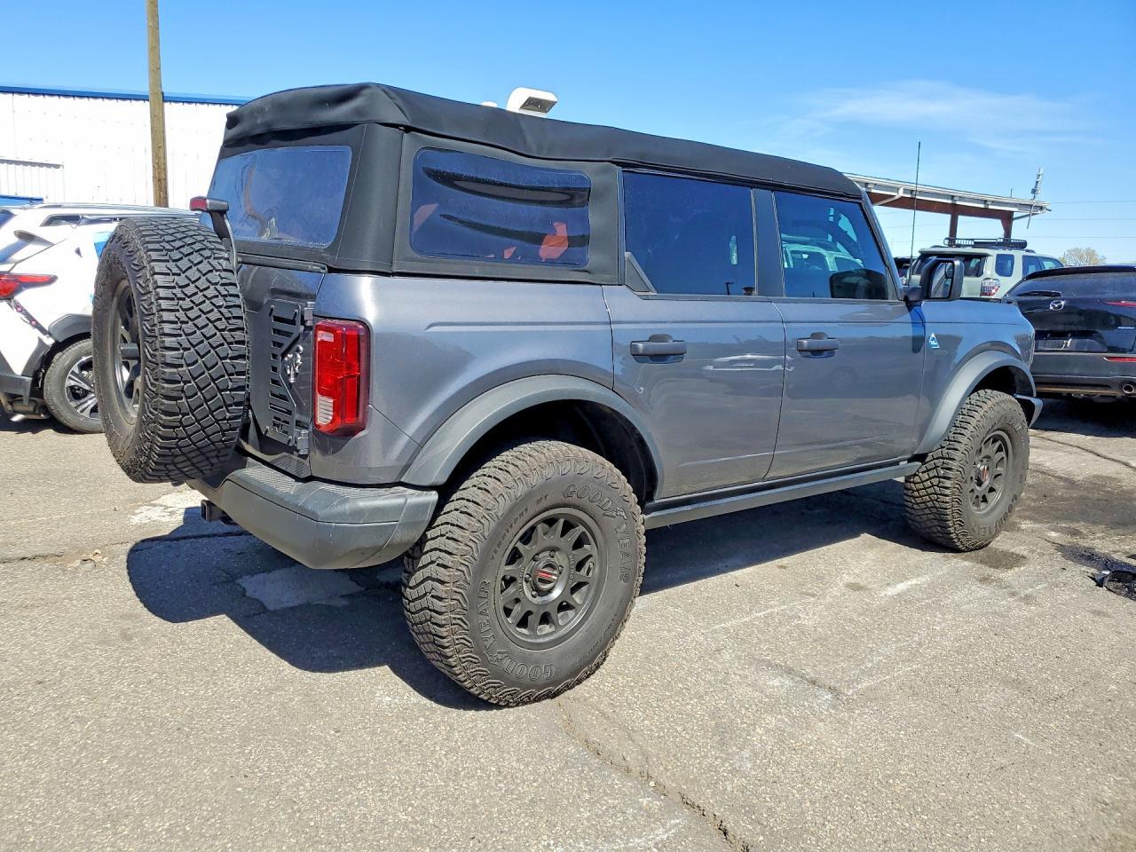2024 Ford Bronco Black Diamond - Image 3