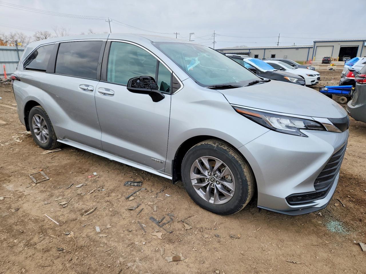 2021 Toyota Sienna Le 8-Passenger - Image 4