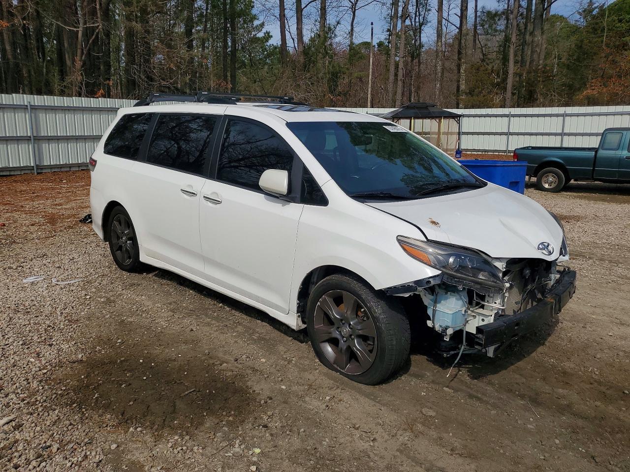 2016 Toyota Sienna Se 8-Passenger - Фото 4