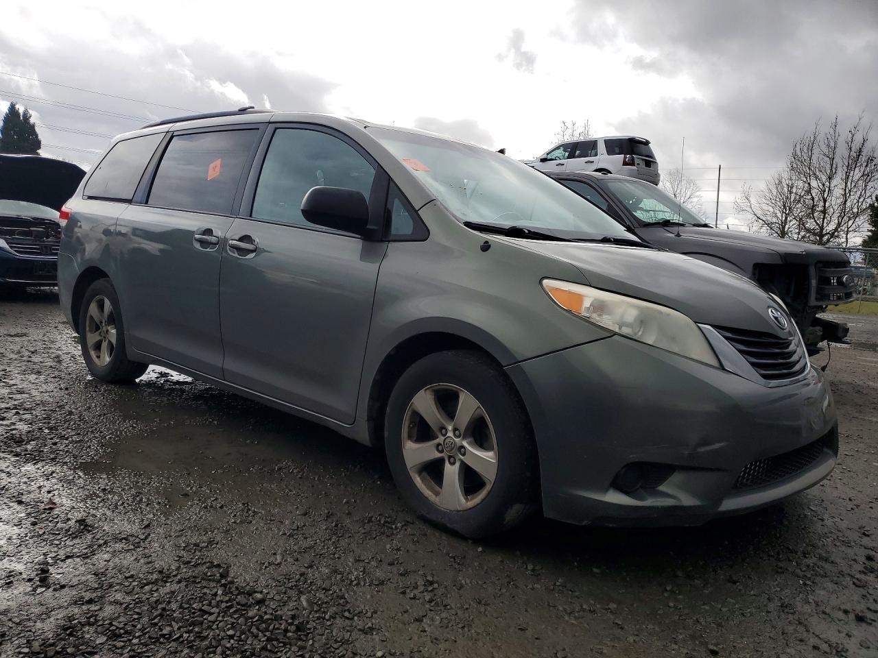 2013 Toyota Sienna Le 8-Passenger - Фото 4