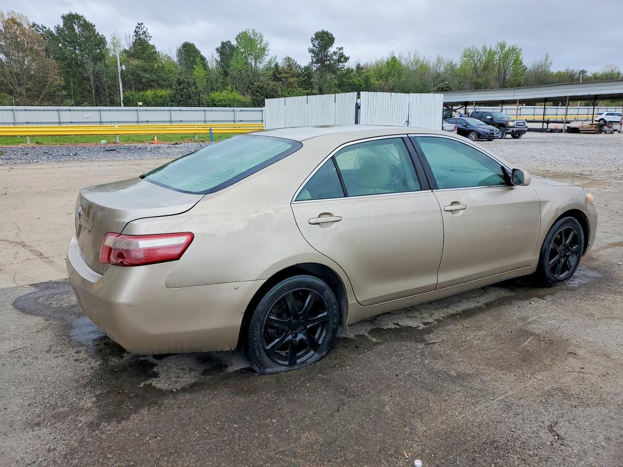 2009 Toyota Camry Le - Фото 3