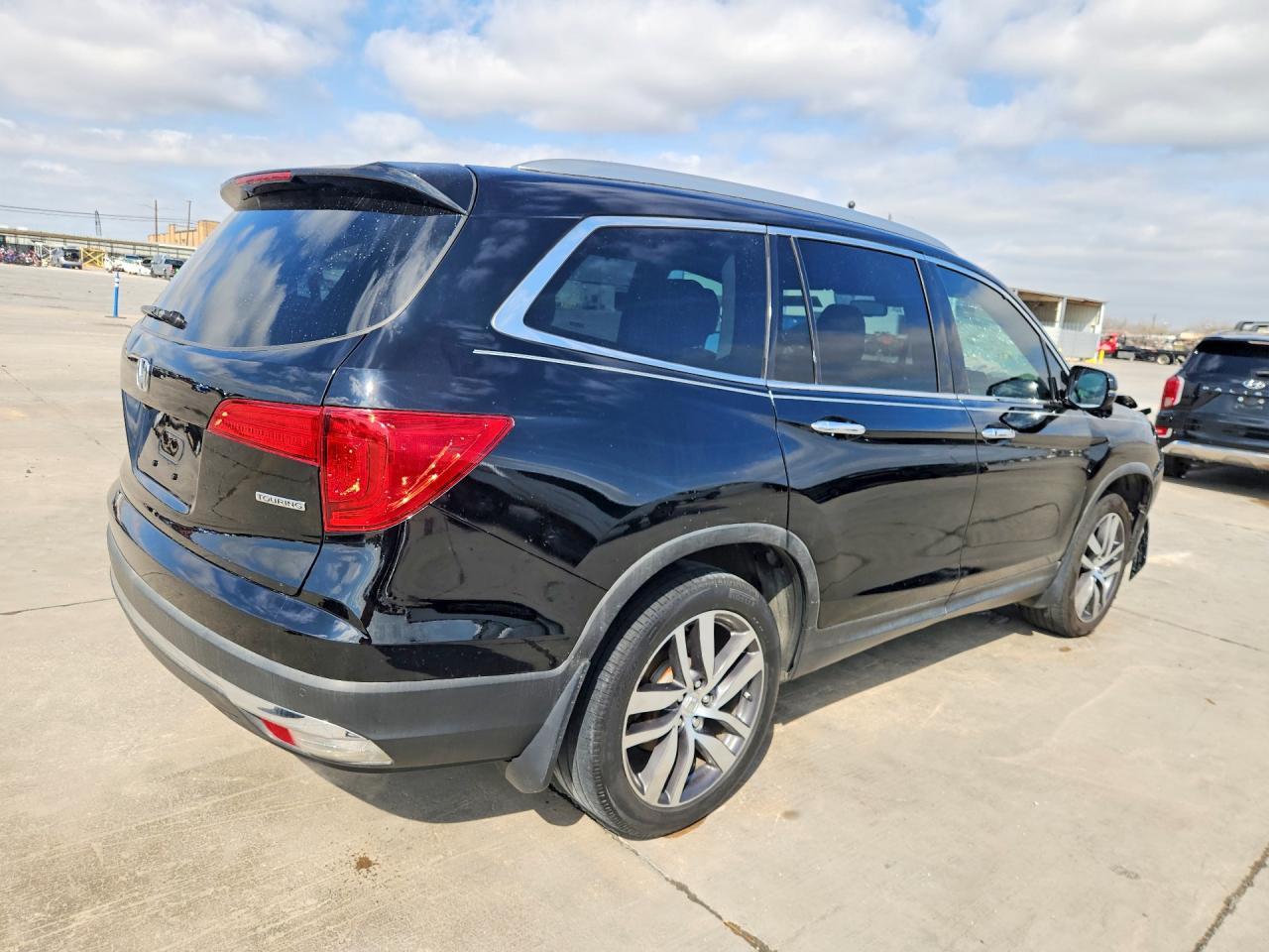 2016 Honda Pilot Touring - Image 3