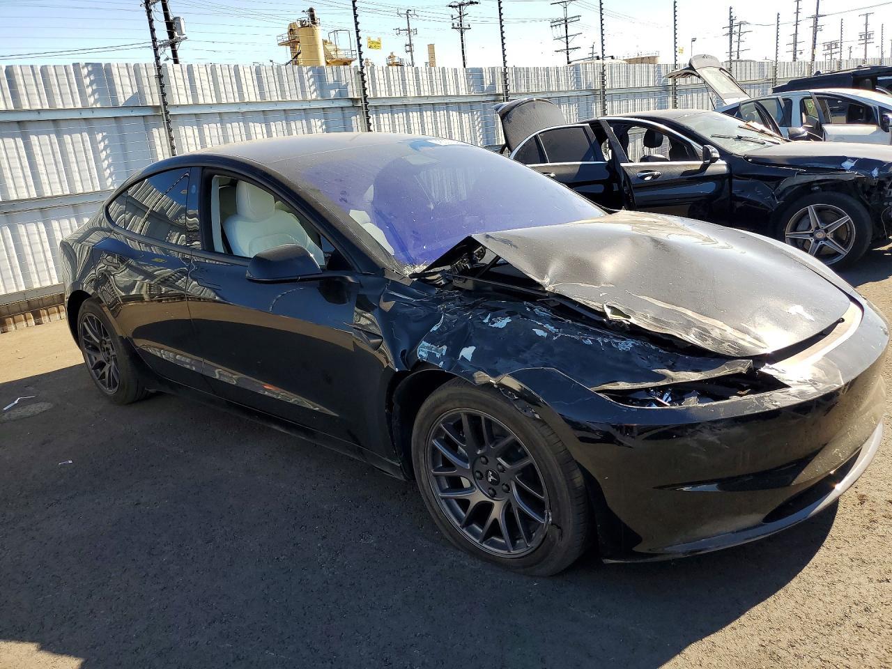 2025 Tesla Model 3 - Фото 4